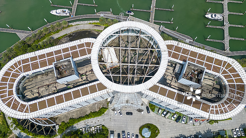 日光下高视角拍摄的海上特色建筑图片素材