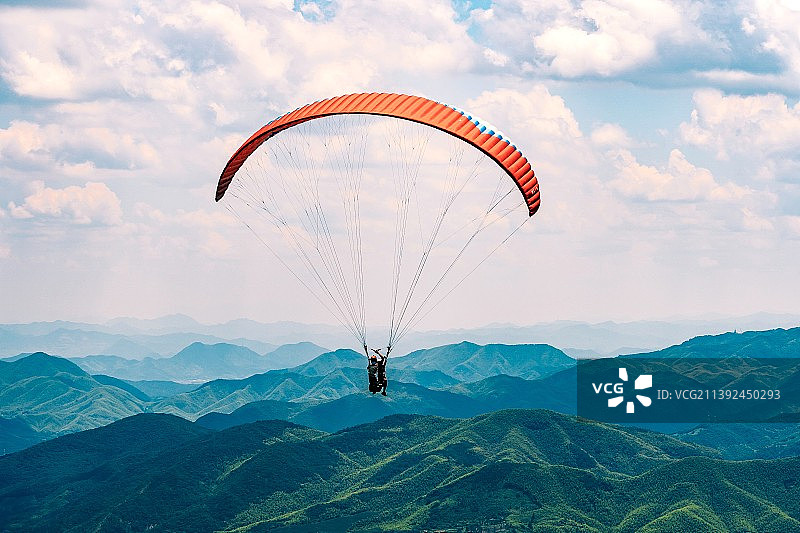 人在空中滑翔伞的低角度视图图片素材