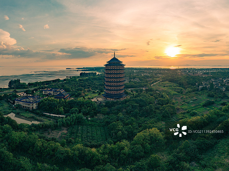 苏州高新区镇湖街道太湖边西华塔陵夕阳风光图片素材