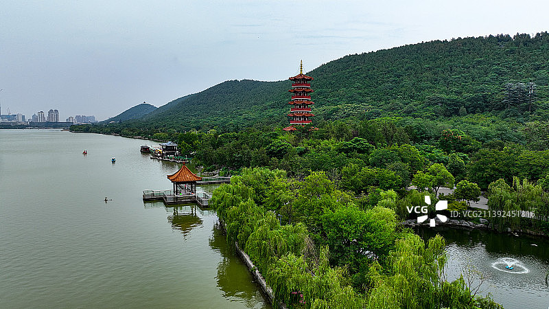 航拍视角下的徐州云龙湖风景区小南湖苏公塔图片素材