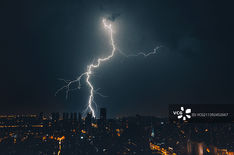一道闪电光树划破夜空，照亮了千年姑苏城。图片素材