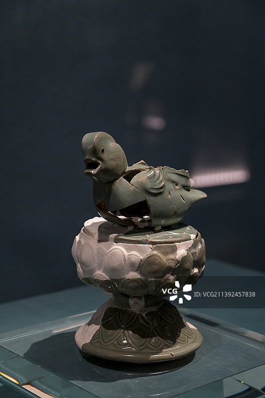 郑州市博物馆北宋文物汝窑天青釉鸳鸯钮熏炉盖刻花莲瓣纹熏炉图片素材