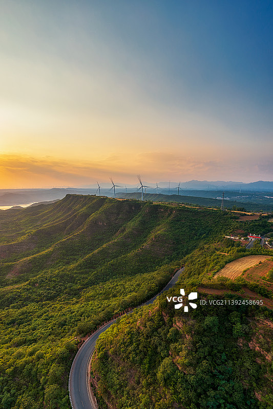河南省洛阳市济源市黄河小浪底景区旁山顶的风力发电站夏季户外航拍图片素材
