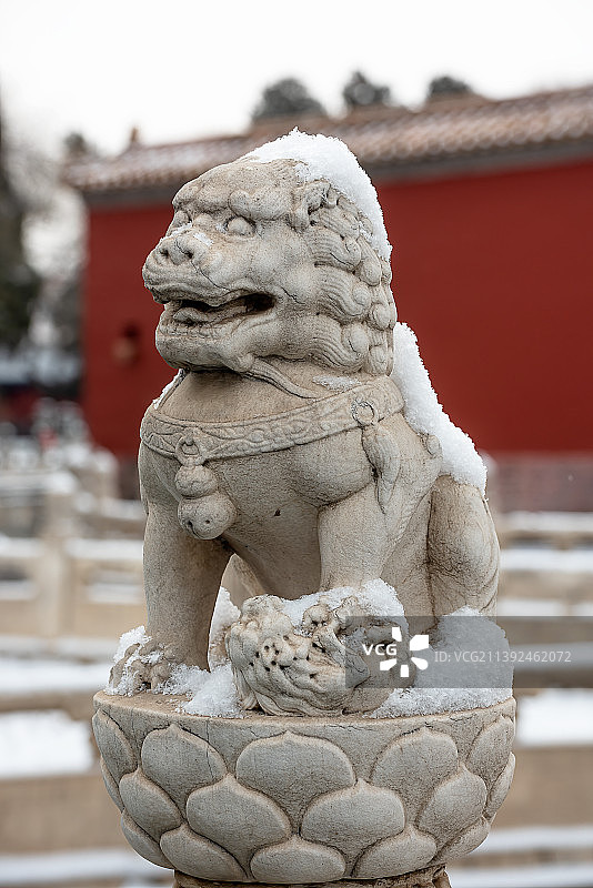 白雪覆盖的故宫断虹桥小石狮图片素材