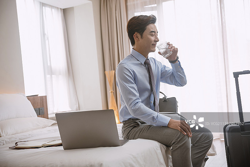 年轻商务男士在酒店房间图片素材