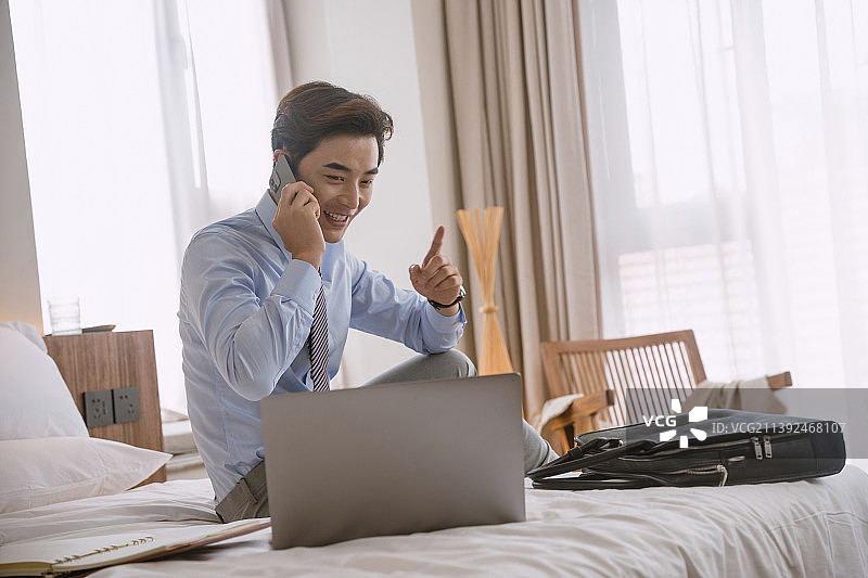 年轻商务男士在酒店房间图片素材