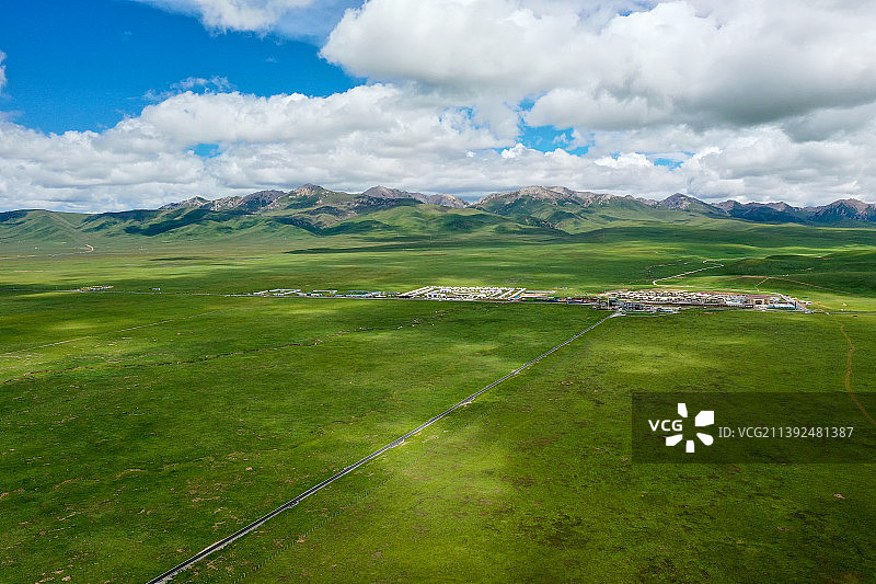 四川省阿坝藏族羌族自治州若尔盖草原，素有“川西北高原的绿洲”之称，是我国三大湿地之一图片素材