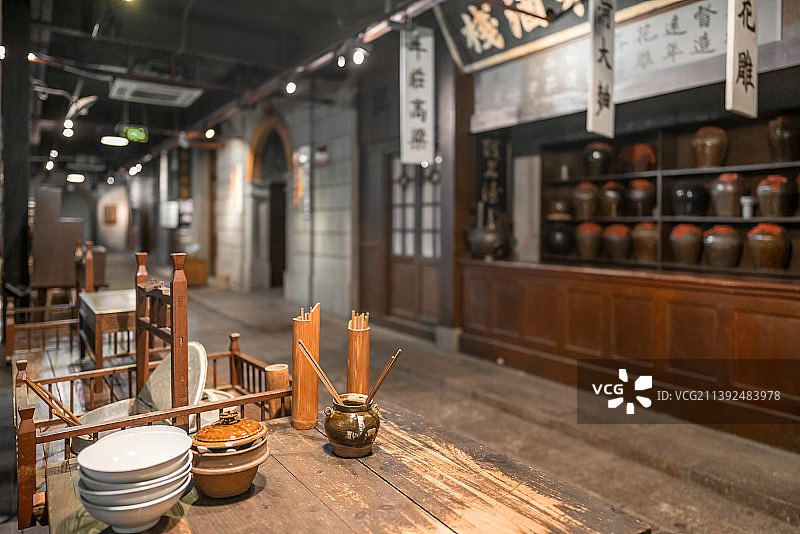 老上海20年代老街生活场景和酒馆商铺图片素材