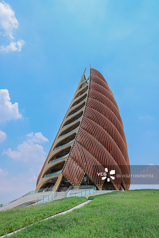 成都大熊猫繁育研究基地：新园区里的地标建筑物，熊猫塔图片素材