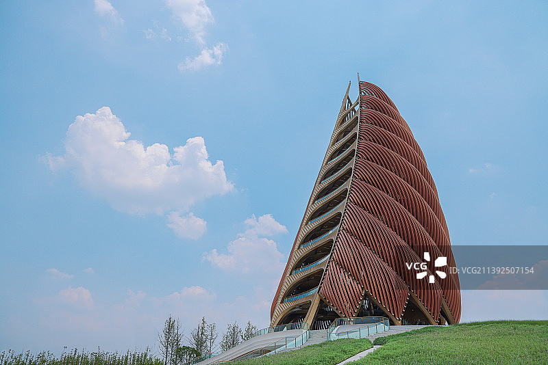 成都大熊猫繁育研究基地：新园区里的地标建筑物，熊猫塔图片素材