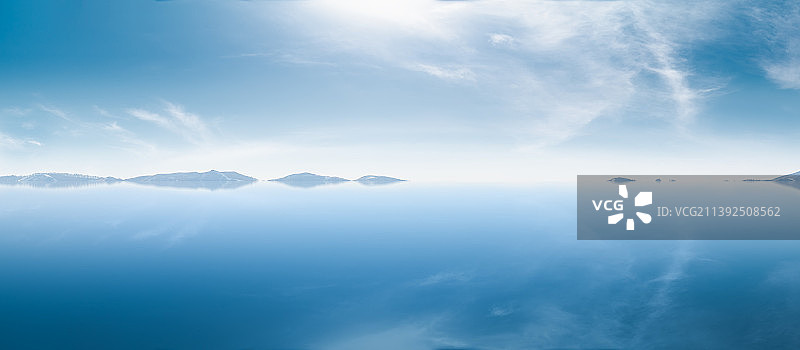 户外远山湖面倒影图片素材