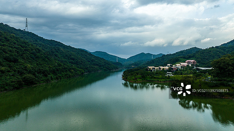 航拍广州黄埔区水声水库与鹤鸣居图片素材