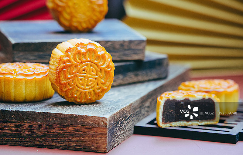 中秋节美味月饼商业简约风特写图片素材