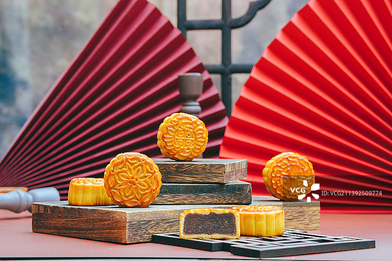 中秋节美味月饼商业简约风特写图片素材