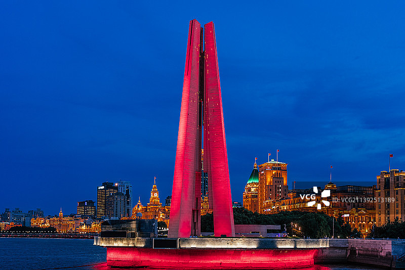 夜色中的上海人民英雄纪念塔图片素材