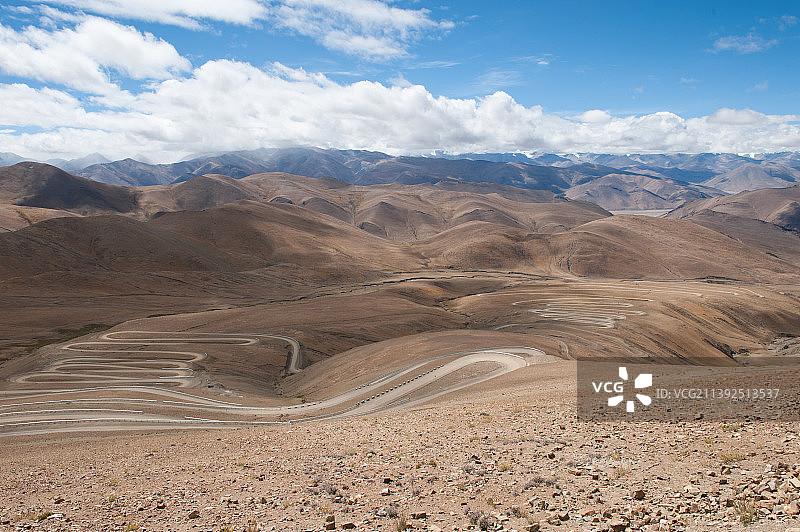 多云天气下西藏日喀则市加乌拉山口雪峰的观景平台图片素材