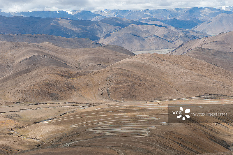 多云天气下西藏日喀则市加乌拉山口108拐图片素材