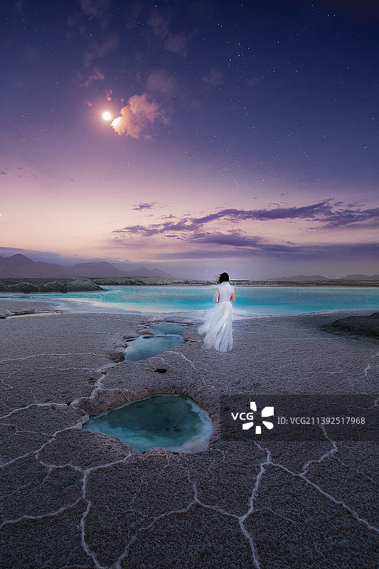 星月夜幕下，大柴旦翡翠湖边伫立着一位身穿白色纱裙的女士图片素材
