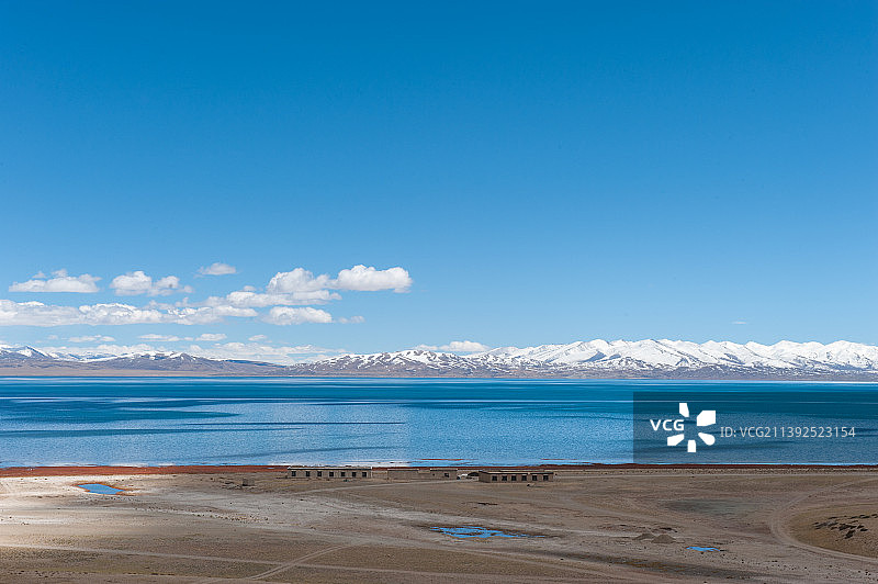 西藏阿里地区玛旁雍措与雪山风光图片素材