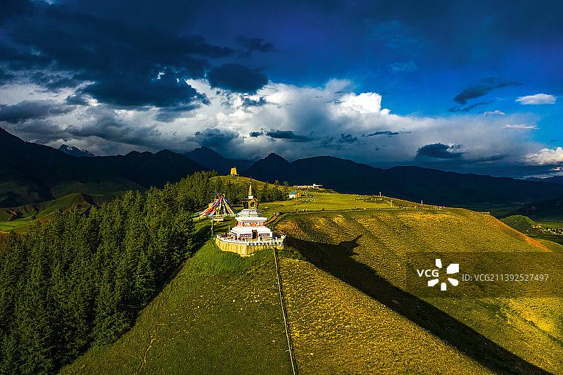 祁连县卓尔山民族团结祥和塔图片素材