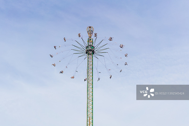 游乐园里的大型跳楼机游乐设施图片素材