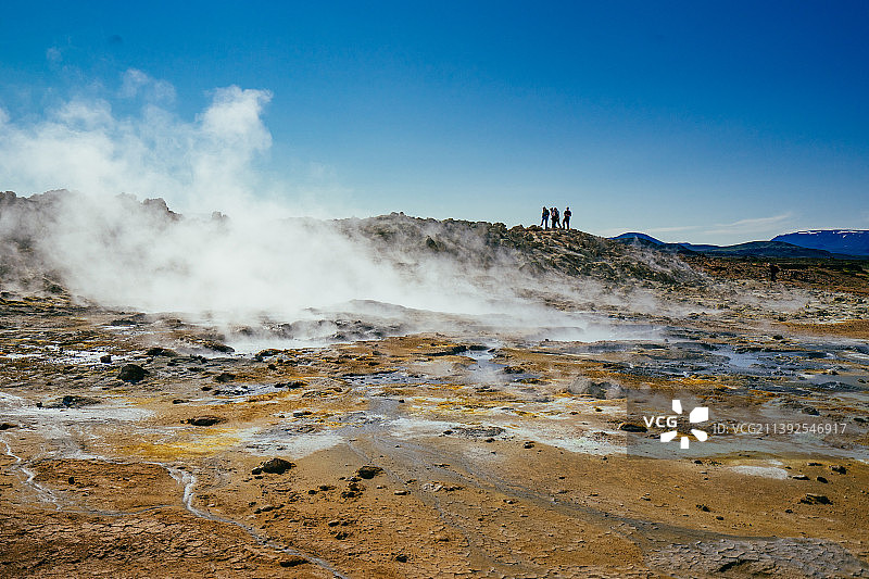 热气腾腾的硫磺地热泉图片素材