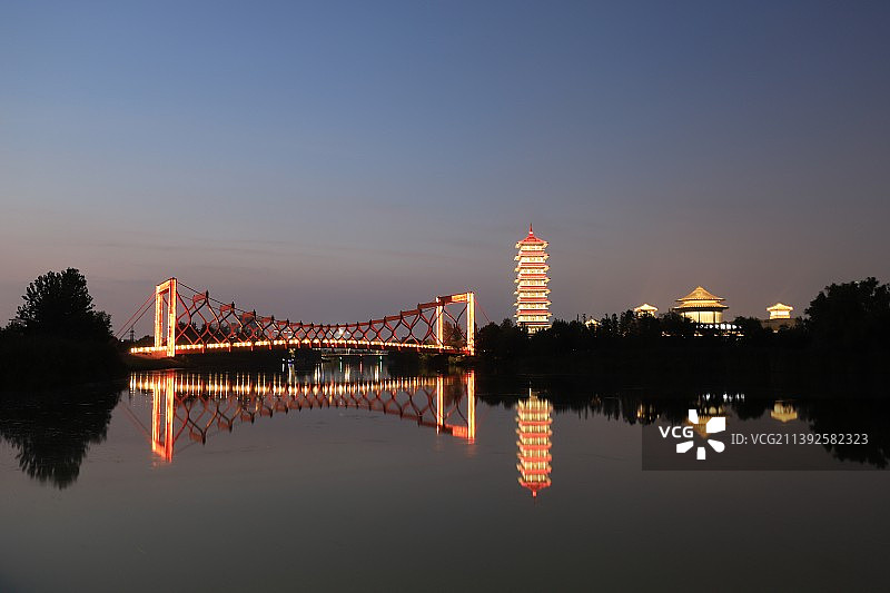 夜色下的运河三湾，拍摄于扬州运河三湾公园。图片素材