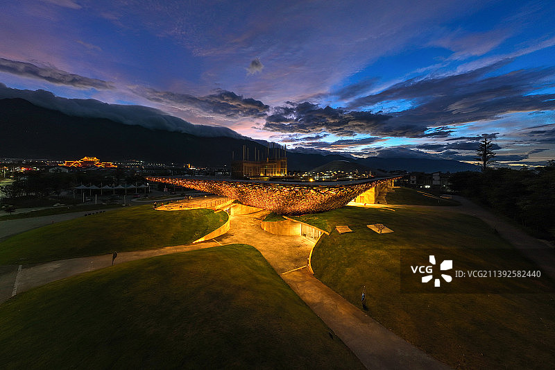 云南大理杨丽萍大剧院夜景航拍图片素材