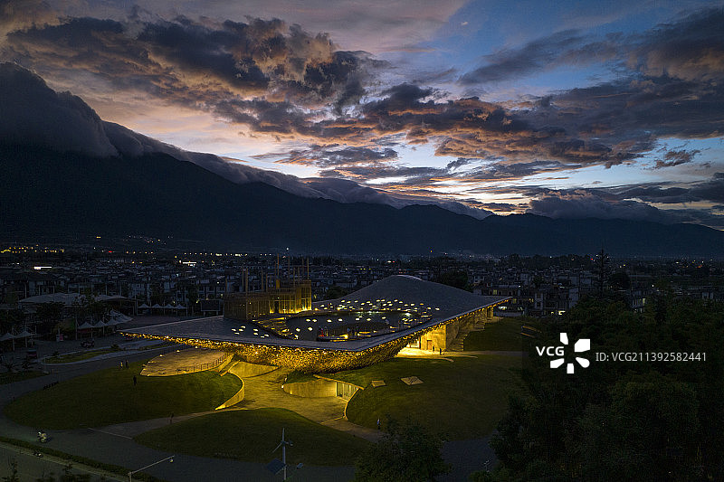 云南大理杨丽萍大剧院夜景航拍图片素材