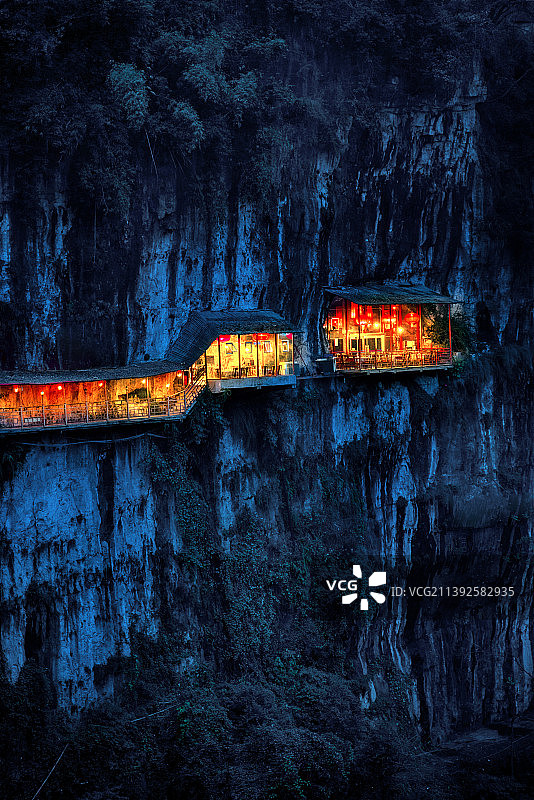宜昌夜晚的悬崖上的餐厅图片素材