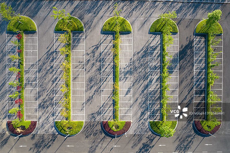 清晨室外无人的停车场航拍图片素材