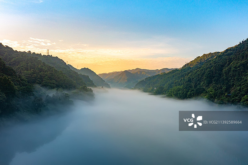 航拍湖南郴州资兴市东江湖雾漫小东江图片素材