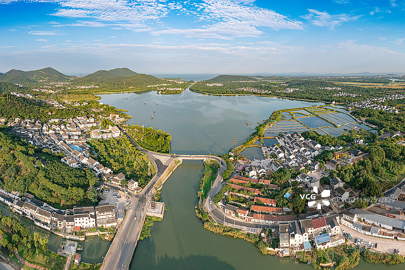 苏州市吴中区光福镇太湖边城镇夏季清晨风光图片素材