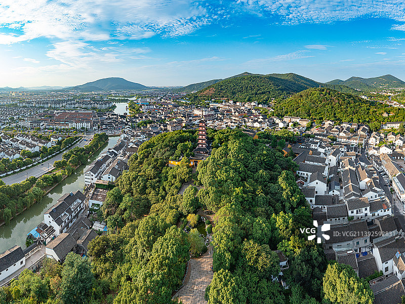 苏州市吴中区光福镇太湖边城镇夏季清晨风光图片素材