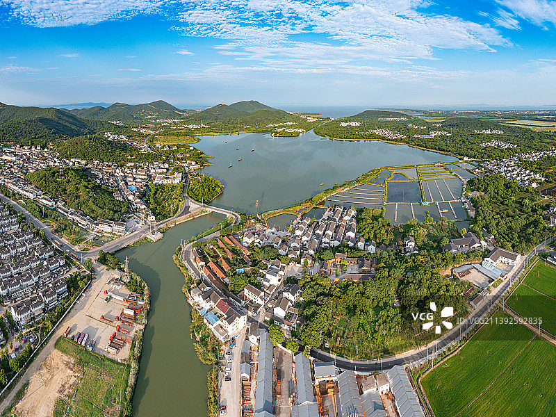 苏州市吴中区光福镇太湖边城镇夏季清晨风光图片素材
