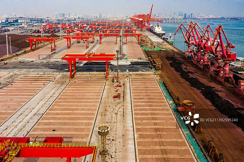 日照港稀土堆场及码头装卸作业图片素材