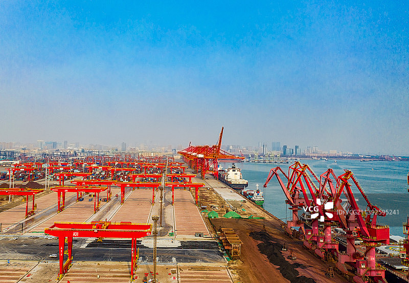 日照港稀土堆场及码头装卸作业图片素材