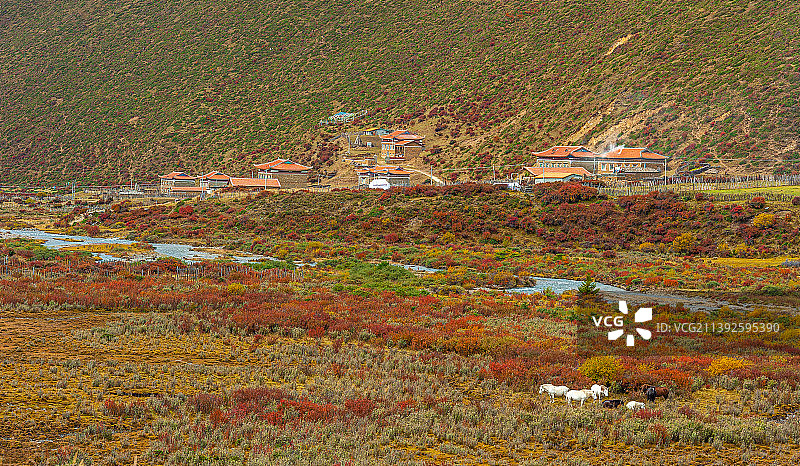 中国四川省川西藏区的红河谷图片素材