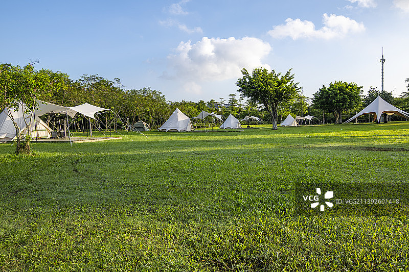 东莞华阳湖湿地公园草地上的露营帐篷图片素材
