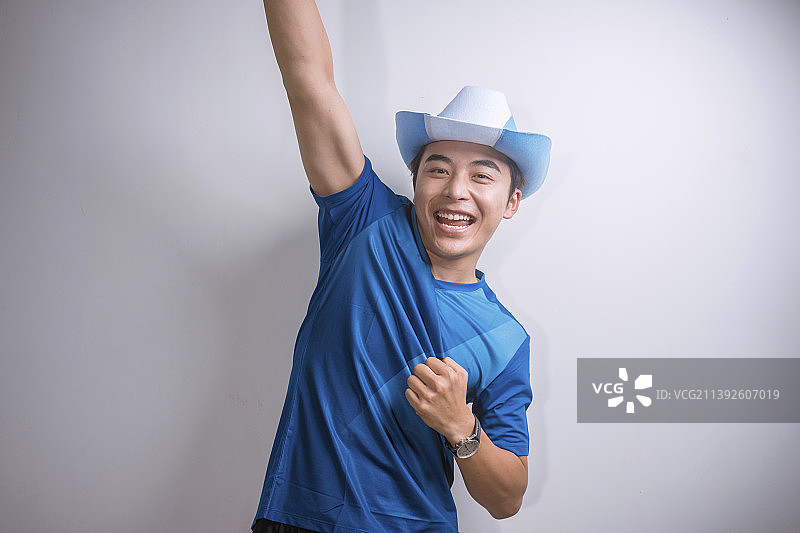 青年球迷在为胜利欢呼图片素材