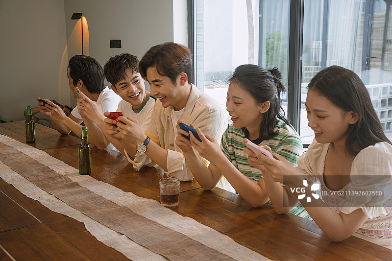 青年朋友在民宿打游戏图片素材