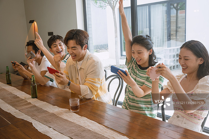 青年朋友在民宿打游戏图片素材