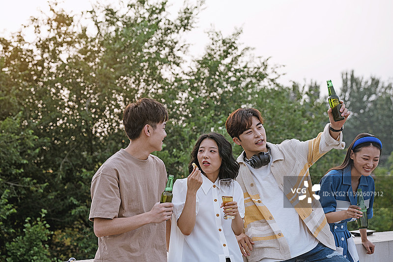 青年朋友在民宿露台聚会图片素材