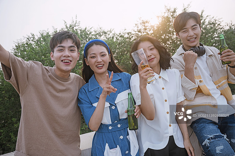 青年朋友在民宿露台聚会图片素材