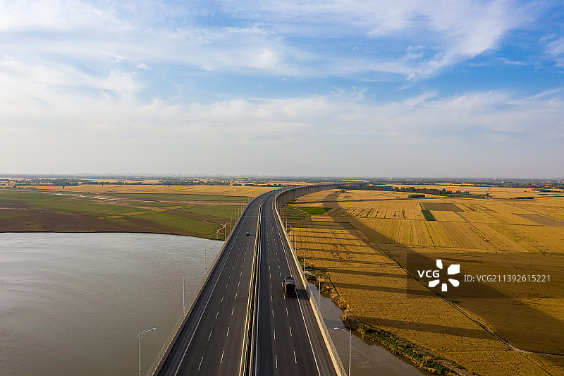 黄河滩成熟的麦田航拍图片素材