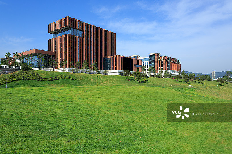草坪上的现代建筑金凤实验室图片素材