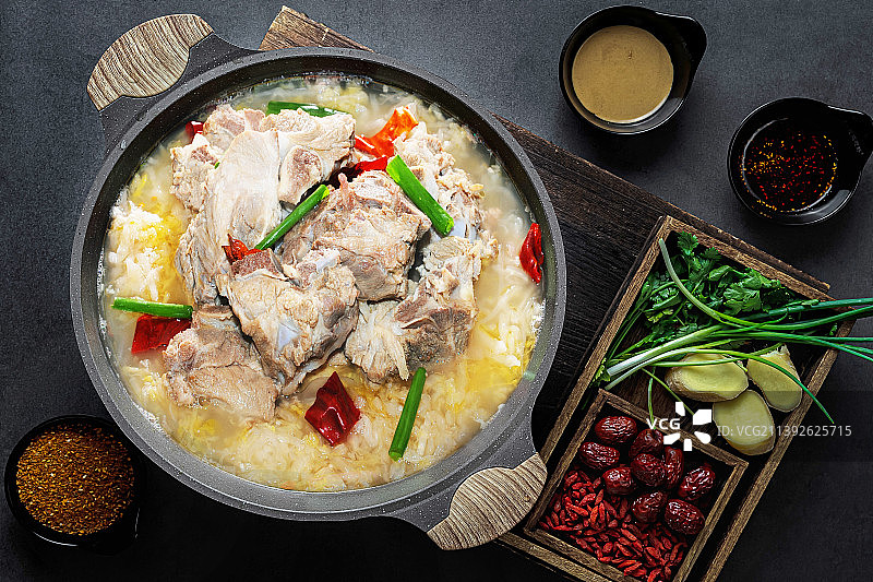 传统美食酸菜炖大骨头图片素材