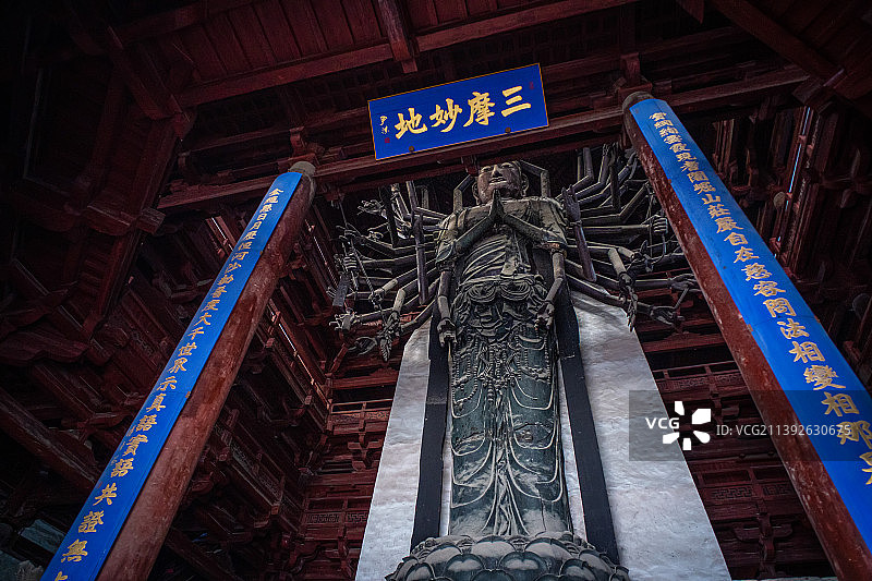河北石家庄正定县全国重点文物保护单位始建于隋朝的北宋古建筑隆兴寺大悲阁宋代铜铸千手千眼观音菩萨造像图片素材