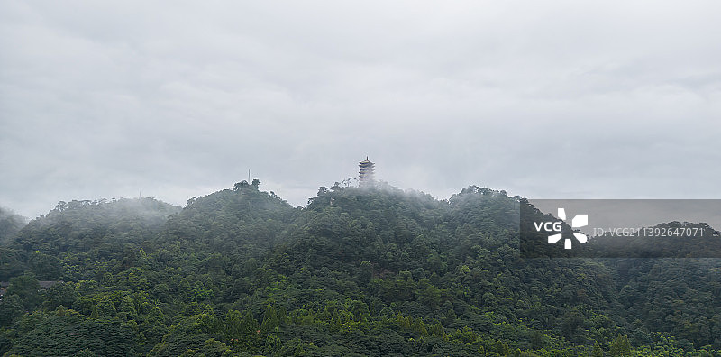 云雾缭绕的缙云山香炉峰观景塔图片素材