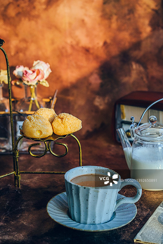 西式摆盘的下午茶甜点， 泡芙图片素材